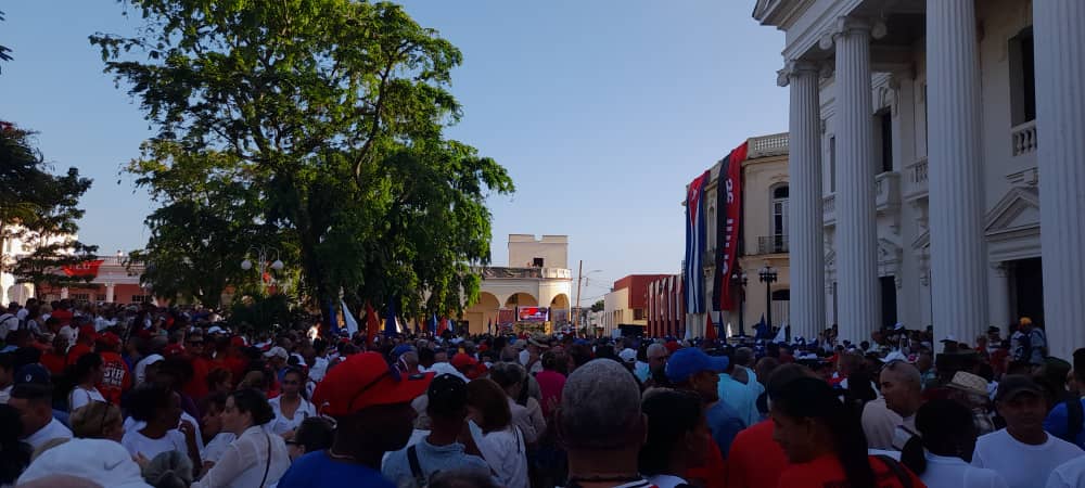 ETECSA_VC's tweet photo. En el parque Leoncio Vidal de Santa Clara, los trabajadores de @ETECSA_VC se unieron hoy en una sola voz, reafirmando su apoyo al General de Ejército Raúl Castro y en rechazo a las acusaciones infundadas.
#LaPatriaSeDefiende
#RaúlEsRaúl
#EtecsaConCuba 🇨🇺 https://t.co/l68BuaFUVD
