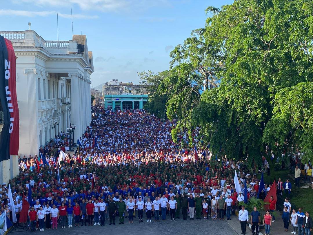 ETECSA_VC's tweet photo. En el parque Leoncio Vidal de Santa Clara, los trabajadores de @ETECSA_VC se unieron hoy en una sola voz, reafirmando su apoyo al General de Ejército Raúl Castro y en rechazo a las acusaciones infundadas.
#LaPatriaSeDefiende
#RaúlEsRaúl
#EtecsaConCuba 🇨🇺 https://t.co/l68BuaFUVD