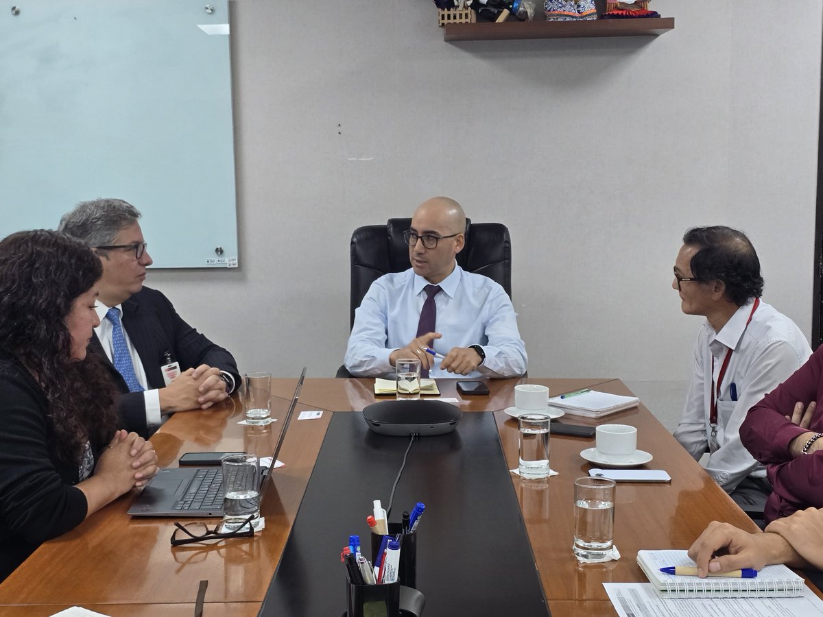 AgendaCAF's tweet photo. 🇵🇪 CAF continúa fortaleciendo su trabajo conjunto con el Perú para impulsar proyectos estratégicos de agua y saneamiento que contribuyan al desarrollo sostenible y al cierre de brechas sociales.

@Rojasarroyo, gerente regional para el sur andino de CAF y representante del banco en el Perú, sostuvo una reunión de coordinación con Luis Contreras, viceministro de Construcción y Saneamiento, para revisar los avances del proyecto integral de agua y saneamiento para Chancay, ciudad clave para el desarrollo del nuevo eje logístico y productivo del país.

Durante el encuentro, se abordaron los avances de esta iniciativa que cuenta con el apoyo técnico y financiero de CAF, orientada a fortalecer el acceso a agua potable y saneamiento, así como promover una gestión sostenible del recurso hídrico en línea con el crecimiento urbano y las nuevas necesidades de infraestructura de la ciudad.