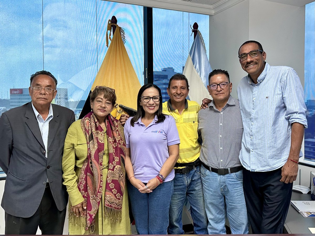 zaidarovira's tweet photo. Hoy recibí a líderes de la sociedad civil que llegaron desde diferentes sectores de la ciudad de #Guayaquil para compartir las inquietudes y necesidades de sus barrios.

Esta vez vinieron ellos hasta aquí, pero la próxima seré yo quien llegue a territorio, porque escuchar de cerca a la gente también es parte de transformar realidades.
@DanielNoboaOk 
@DHumanoEc