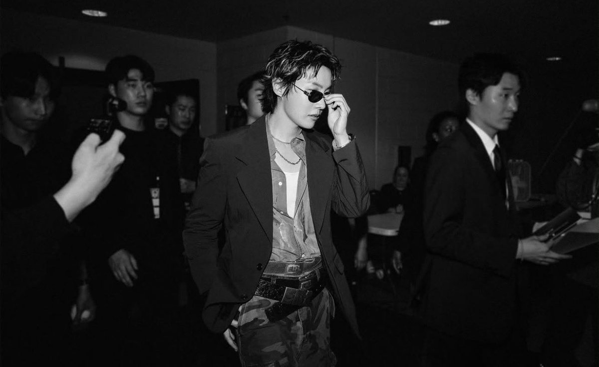 thvchapters's tweet photo. the aura of this photo 😩 https://t.co/EBKQMBoZ7I