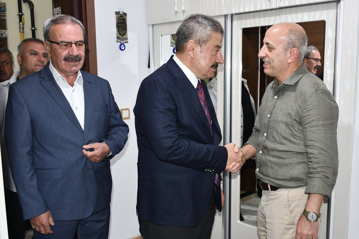 TatarArslan's tweet photo. Değerli Kalay, İlçi, Bilir ve Umaç (Mala Safir) ailemizin hanesine misafir olduk.

Şırnak ilimizin genel durumu ile toplumsal meseleler üzerine verimli istişarelerde bulunduk. 
Şehrimizin ihtiyaçları, vatandaşlarımızın beklentileri ve çözüm önerileri hakkında kıymetli değerlendirmeler yapma fırsatı bulduk.

Misafirperverlikleri ve nazik ev sahiplikleri için ailemize teşekkür ediyor; özellikle şehrimizin sorunlarına yönelik sundukları öneri ve hizmet talepleri için şükranlarımı sunuyorum.

Birlik ve beraberlik içerisinde, Şırnak’ımız için çalışmaya ve hemşehrilerimizin taleplerini dinlemeye, yakından takip etmeye devam edeceğiz.

@Akparti