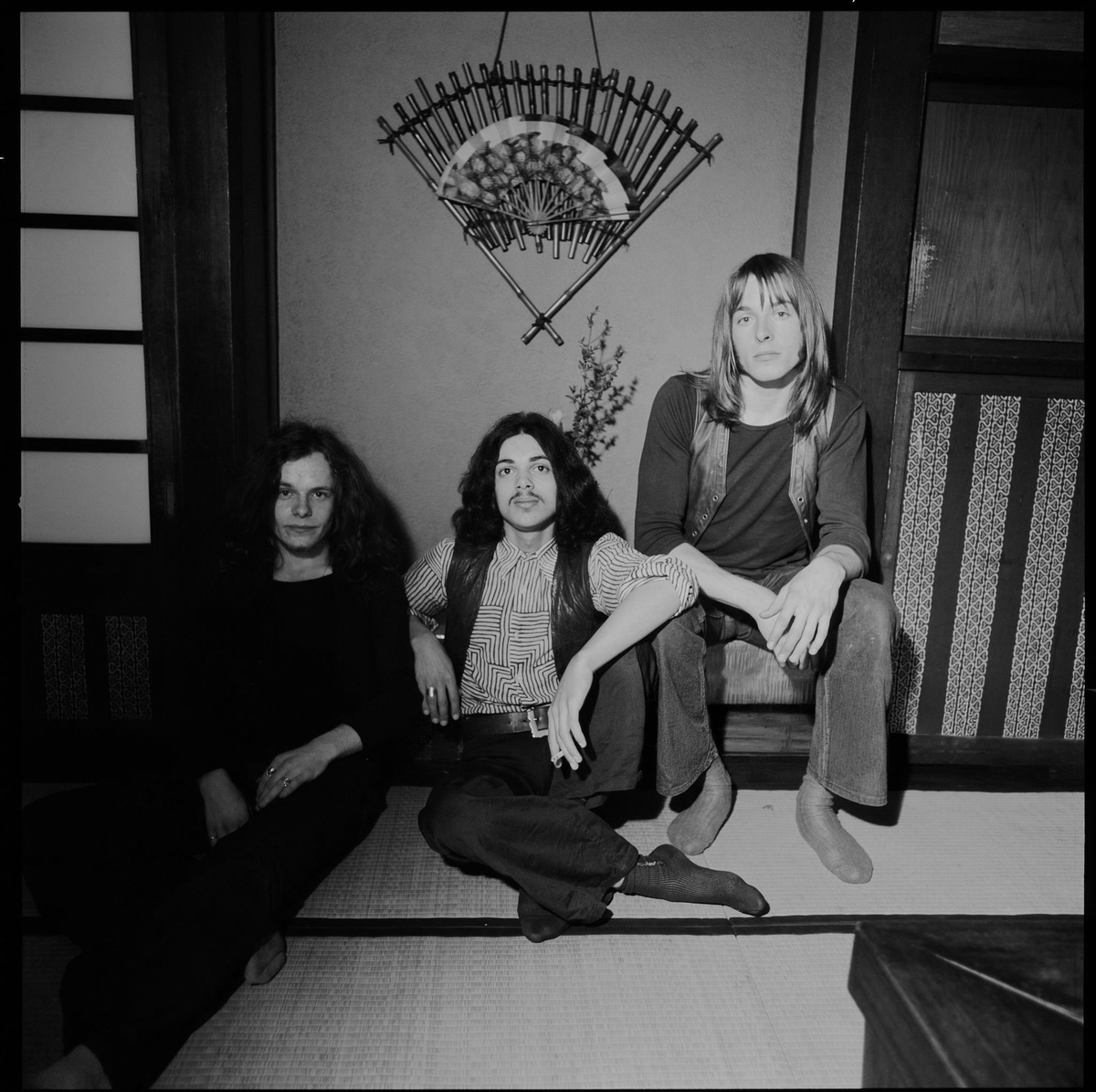 Freeband_uk's tweet photo. 📷 Koss, Andy, and Simon pose for a photo before a show in Tokyo, Japan, 1971 https://t.co/RlB5QIwjLo