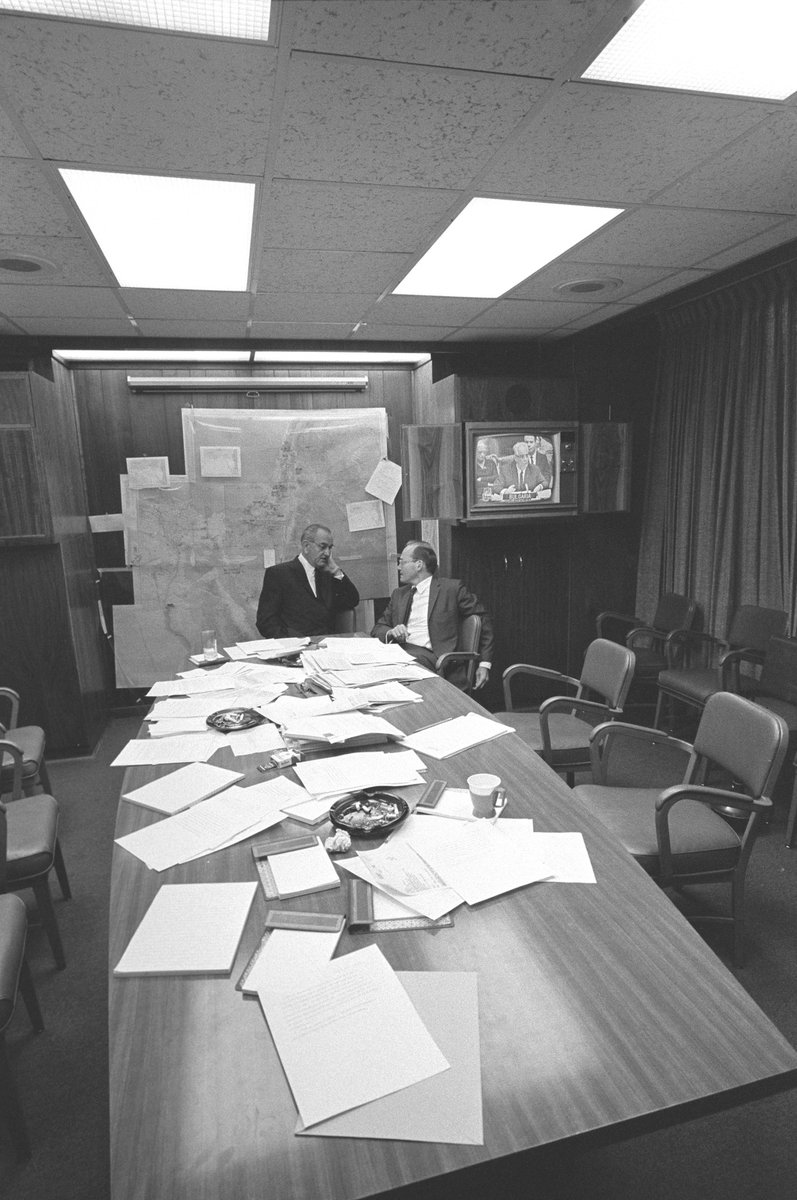 LBJLibrary's tweet photo. #OnThisDay: In 1967, it was day two of the #SixDayWar. #PresidentJohnson’s day began early at 4:30 AM with a meeting in the #SituationRoom concerning the conflict.

📷 Yoichi Okamoto https://t.co/vFnU33IaQ1