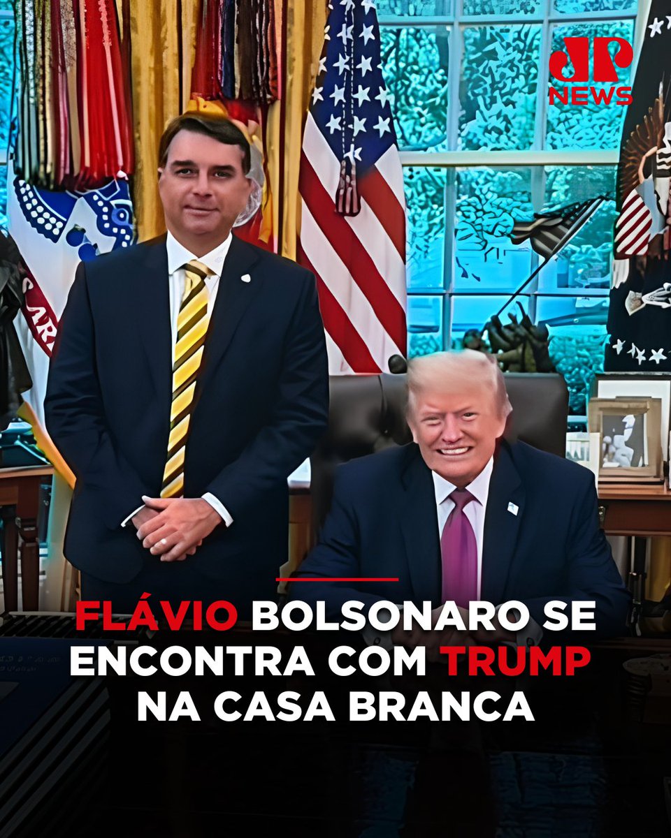 JovemPanNews's tweet photo. O pré-candidato à Presidência Flávio Bolsonaro se encontrou nesta terça-feira (26) com o presidente dos Estados Unidos, Donald Trump, na Casa Branca. Segundo aliados, o filho do ex-presidente Jair Bolsonaro busca apoio internacional para a disputa presidencial de 2026. O encontro ocorre em meio à queda de Flávio nas pesquisas de intenção de voto após a divulgação, pelo site The Intercept Brasil, de conversas atribuídas ao parlamentar com o banqueiro Daniel Vorcaro, dono do Banco Master.

📺 Confira na JP News e Panflix 👉 https://t.co/vQffsDETHX
🔗 Leia a matéria completa em: https://t.co/5eLOkw2cls

#Internacional #JovemPanNews #CasaBranca #FlávioBolsonaro #EUA
