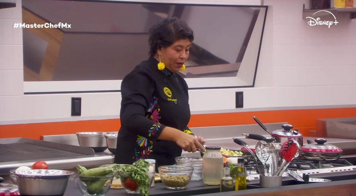 Itzel_Zgd's tweet photo. BRAVOOOOOOOOO!🗣️ 
La chef Isabel básicamente se las tiró directa a la Bichillo y Carmen, "La gente que es feliz se va adaptar aquí, en España y en China, pero si solo eres tú y tus cosas, no vas a ser feliz nunca, el poder de adaptación es clave".
#MasterChefMx https://t.co/FkAY1Gd7E5