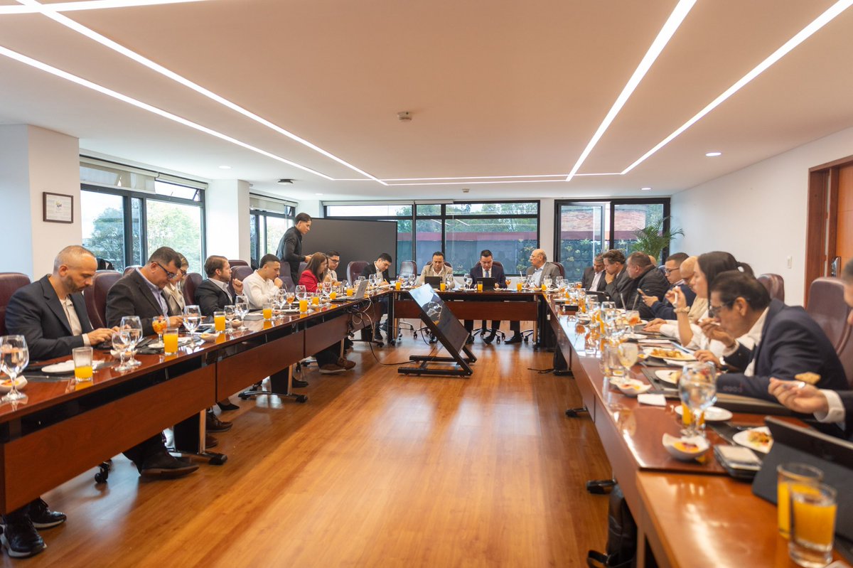Excelente reunión hoy con @MinEnergiaCo, @PalmaEdwin, Viceministro y funcionarios, donde se trataron importantes temas relacionados con las elecciones, fenómeno del Niño, conexiones, ahorro de energía, subsidios, metodología de comercialización, colombia solar, entre otros.