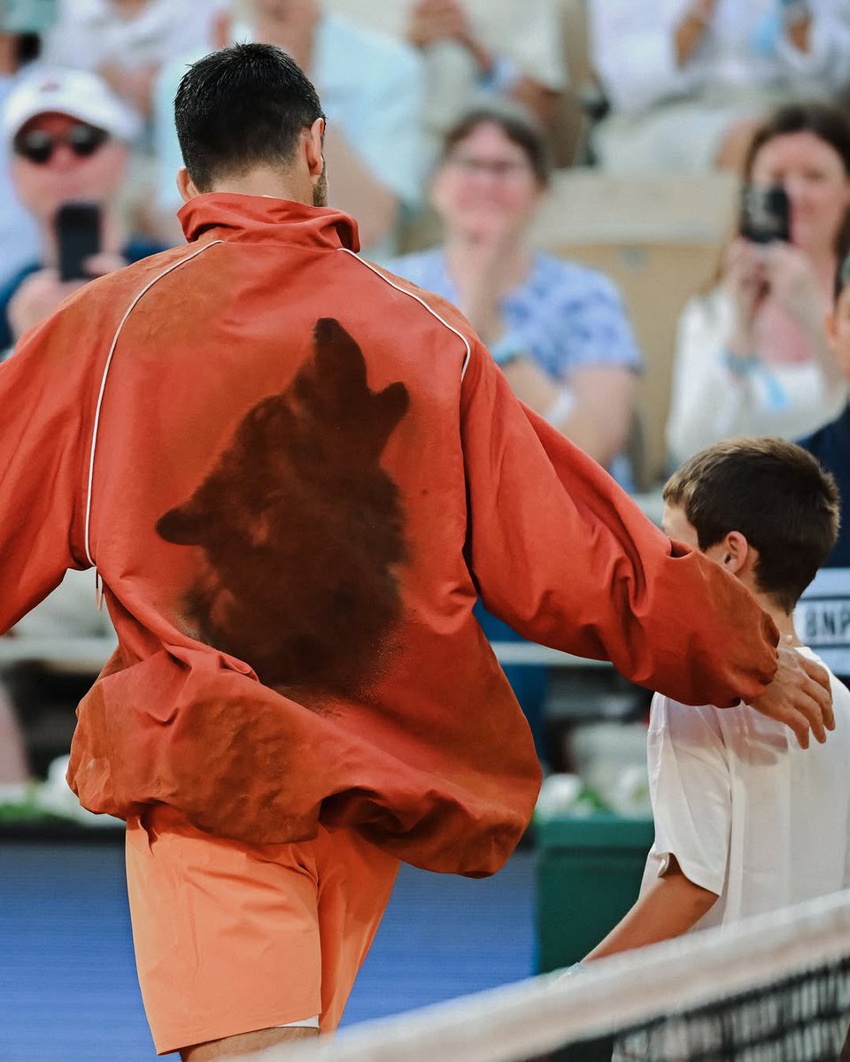 ComplexStyle's tweet photo. This jacket is a work of art 🔥

Novak Djokovic stepped onto the Roland Garros 2026 wearing a custom Lacoste jacket designed with handcrafted clay finishes. https://t.co/lmquRFQOpl