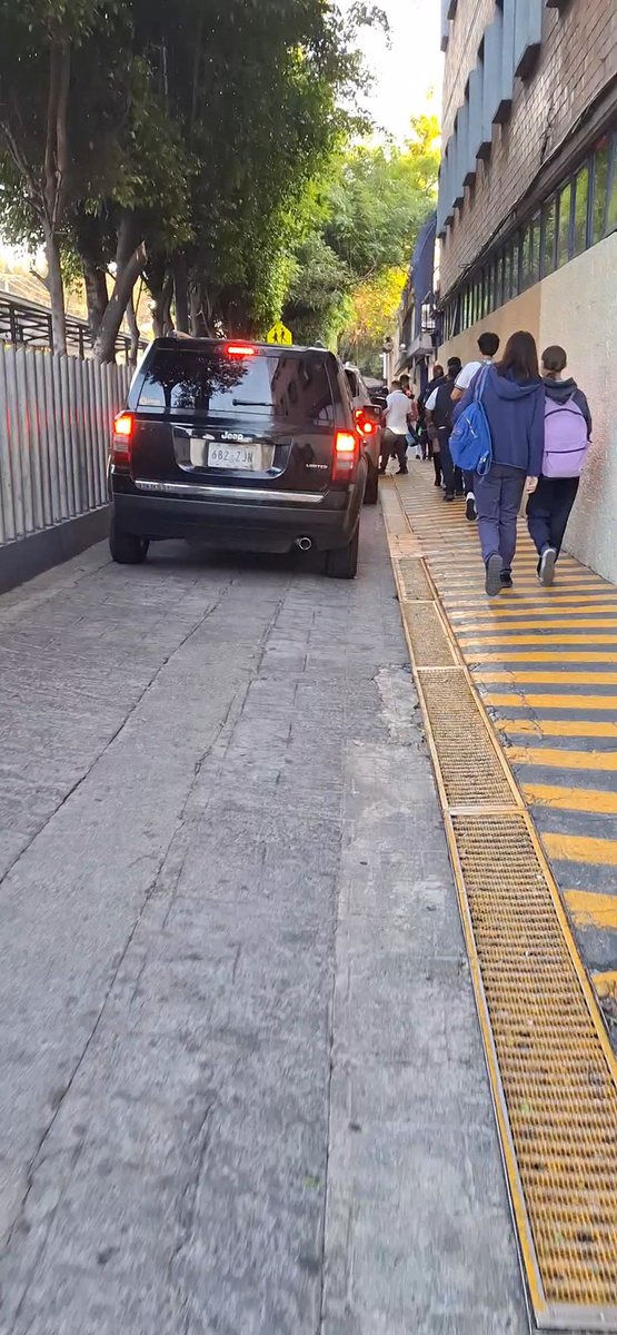 palido19's tweet photo. @UCS_GCDMX esta permitido? 
Es el colegio progreso y esperanza ubicada en eje 3 colonia granjas san antonio iztapalapa, esto es d todos los dias y aparte d que abren en su totalidad sus puertas para bajar a los niños aún asi les dices algo y se enojan y hasta te avientan el auto https://t.co/QhKeAhqRcr