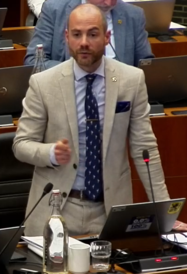 GentVb's tweet photo. Wie werkt, betaalt het meest. Maar voorrang? Vergeet het. Paarsgroen kiest liever voor dobbelstenen dan gezond verstand. Meer betalen én gokken op opvangplaatsen. Onvoorstelbaar. 🚸
Fractievoorzitter @Jonas_Naeyaert  komt sterk op voor werkende ouders. 💪 https://t.co/wFXOE9Kq7M