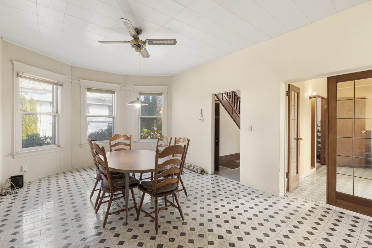 TheKellyGroup's tweet photo. Listed for SALE in SE Portland!
903 SE 12TH AVE, Portland
https://t.co/3XQKPs9kBB

Opportunity knocks in one of Portland’s most iconic neighborhoods. This property offers three separate units, ideal for multigenerational living, rental income, or a creative investment project. https://t.co/XaQvj6dqYQ