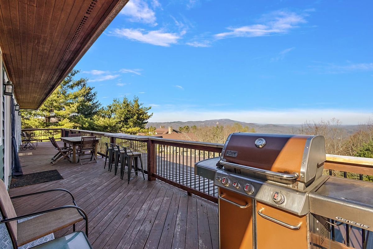 nccabin's tweet photo. ✨ Your ultimate mountain getaway awaits at Mountain Family Lodge 🏔️

#CarolinaCabinRentals #MountainFamilyLodge #BooneNC #MountainGetaway https://t.co/cpVHmLQfIE