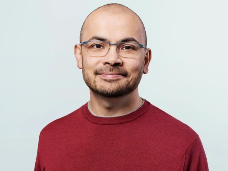 AlanDaitch's tweet photo. Demis Hassabis no es una persona normal.

A los 13 años ya era maestro de ajedrez, el segundo del mundo en su categoría, cuando la mayoría a esa edad todavía está aprendiendo a perder sin llorar.

A los 17, se puso a programar videojuegos: co-diseñó Theme Park, que vendió millones de copias.

Pero no se quedó ahí: se fue a Cambridge a estudiar computación y después hizo un doctorado en neurociencia para entender cómo el cerebro humano arma recuerdos e imagina lo que todavía no pasó. Su investigación fue elegida por la revista Science entre los avances científicos del año.

¿Y para qué quería entender la mente? Para copiarla. En 2010, fundó la empresa de IA DeepMind, que Google le compró cuatro años después por 500 millones de dólares.

En 2016, su modelo AlphaGo le ganó a uno de los mejores jugadores de Go del mundo, un juego que los expertos juraban que una máquina no iba a dominar jamás.

Después, llegó AlphaFold, que le hizo ganar el Premio Nobel de Química porque destrabó un problema que tenía frenada a la biología hacía cincuenta años y le habría llevado siglos resolver: predijo la forma de casi todas las proteínas conocidas, unas doscientos millones.

Nada de esto fue casualidad. Hassabis cuenta que fue un plan desde adolescente: dominar los juegos para entrenar la mente, estudiarla para entender la inteligencia, y después construir una máquina que la tuviera. Tres jugadas, una sola partida.

Ahora, se encuentra embarcado en lograr la inteligencia artificial general: que un modelo pueda hacer las mismas cosas que una persona.

Demis Hassabis es una leyenda de nuestra era.