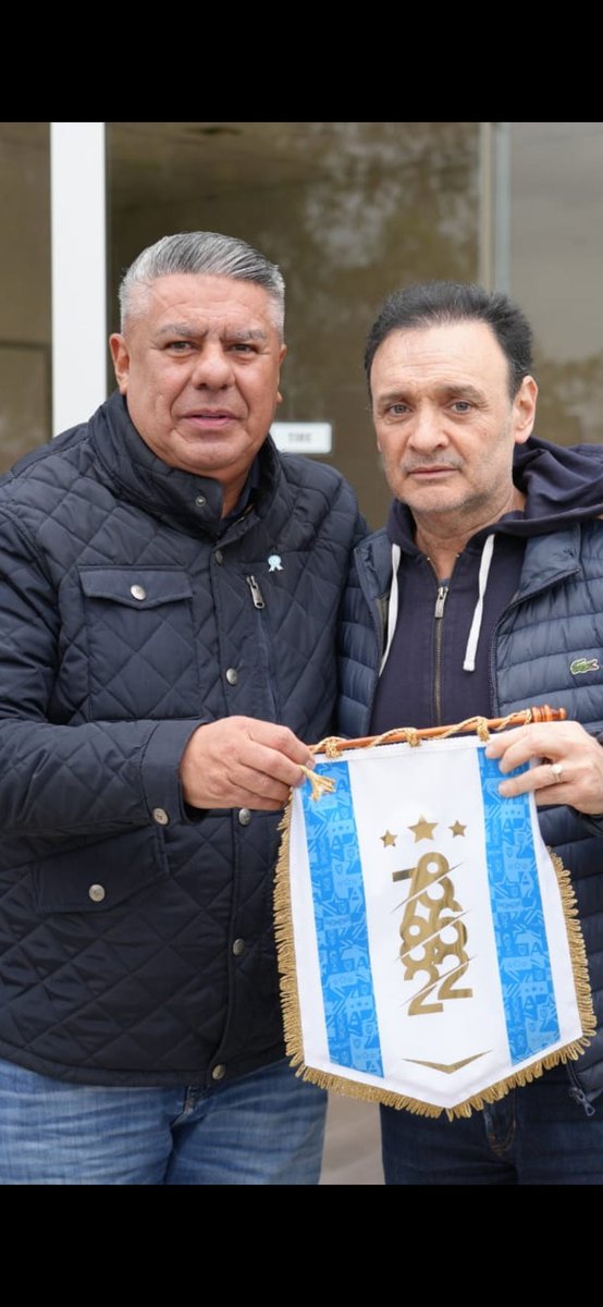 AntiPolitica_'s tweet photo. Tenemos al enemigo durmiendo en casa!! Nos cagan y este se saca fotos con tapia !! Diego perrella es de river??? Seguro??? Averiguen bien.
Espero que @stefanocdicarlo y @aforchieri tomen medidas o sino que lo pidan  los demás @PabloLunati22 o @lbelliprincipe https://t.co/a2pW7SSSdV