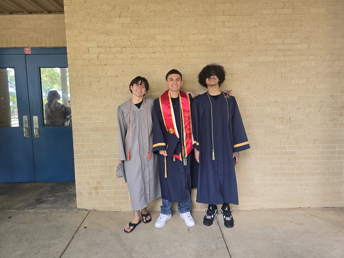 SplashofAsh83's tweet photo. Senior parade at the elementary school today...can not believe my baby boy is graduating Friday 🥹 Proud is an understatement 💙 He's a certified education aid &amp; elementary substitute teacher already &amp; will be starting a refrigeratoration tech apprenticeship later this year 💙 https://t.co/MEXK377KIy