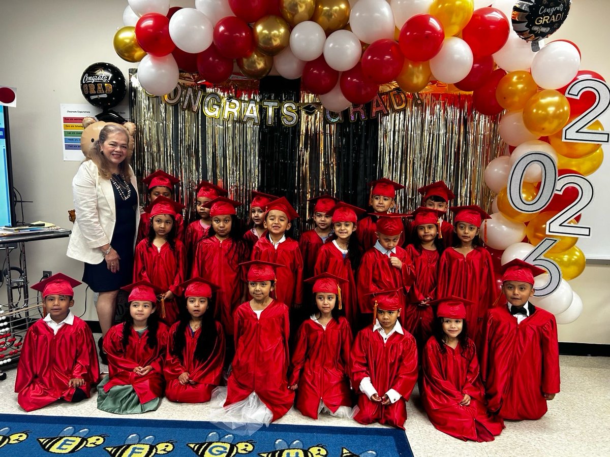 Hinojosa_AISD's tweet photo. Day 1 of Kindergarten Graduations @Hinojosa_AISD! 🎓🐻
We are so proud of our little Hinojosa graduates as they take this big step toward their bright future. Congratulations, Bears! 🌟#AldineStory https://t.co/rHlEBGDAAT