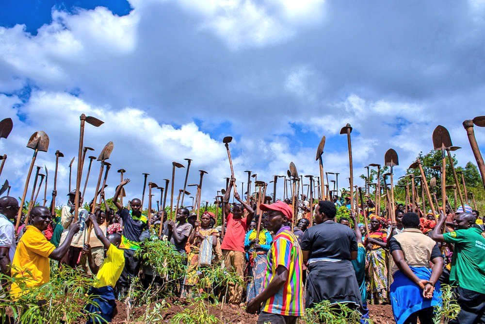 Gitega's tweet photo. #Burundi Dans le cadre du renforcement des pratiques agricoles durables et de la préservation des sols, le directeur en charge de la #DPEAE à @Gitega a procédé, mardi 26 mai 2026, à une vaste campagne de sensibilisation en commune #Gishubi, zone #Nyabiraba, colline #Ntunda. https://t.co/mejg61j9dr