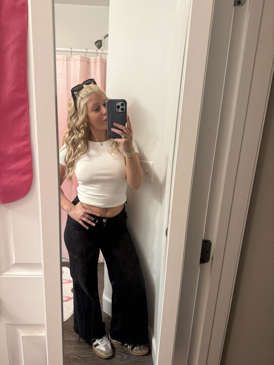 bratbaileyxxx's tweet photo. caught u staring https://t.co/kmsGHVQ4wI