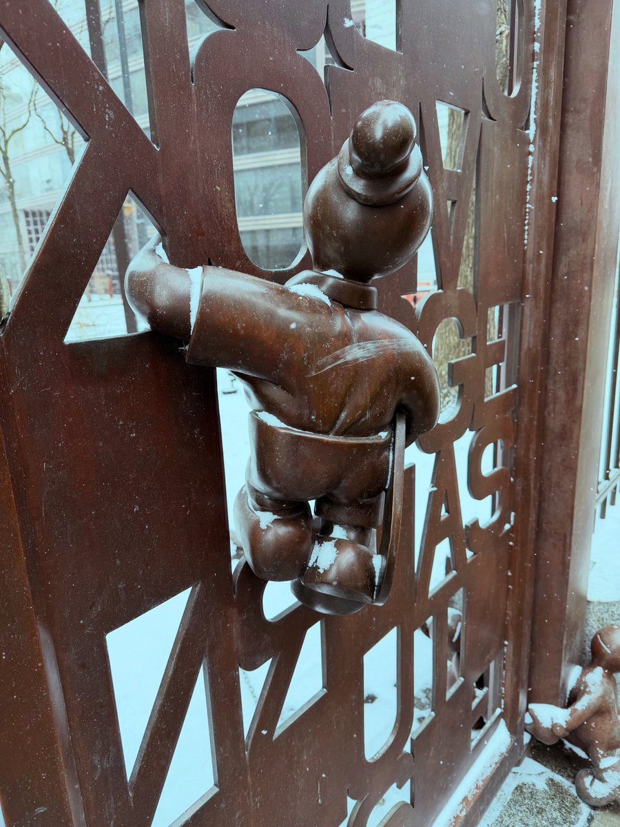 pstanoch's tweet photo. The city leaves tiny sculptures of wonder everywhere. Today I stopped for this one. #thenoticingproject https://t.co/ZQoVasqAqc