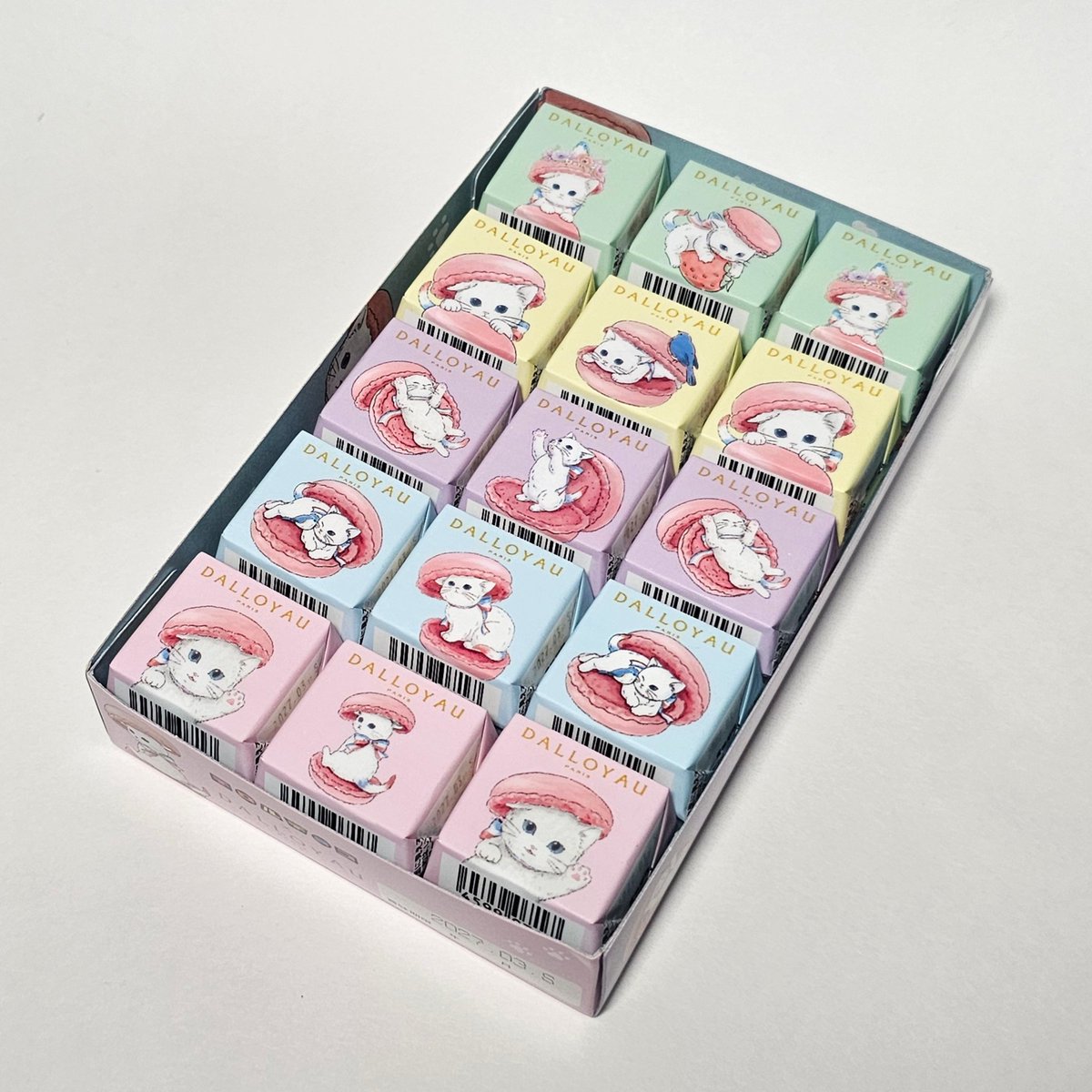 samospitz's tweet photo. チロルチョコ＜ダロワイヨあまおうニャカロン＞
ダロワイヨ×チロルのコラボ。
個包装は、ダロワイヨのオリジナルキャラクター「ジョセフィーニャ」のデザインで10種類。
ローソン限定。
#チロルチョコ 
#ダロワイヨあまおうニャカロン 
#ダロワイヨ https://t.co/ZC4R9L7IgY