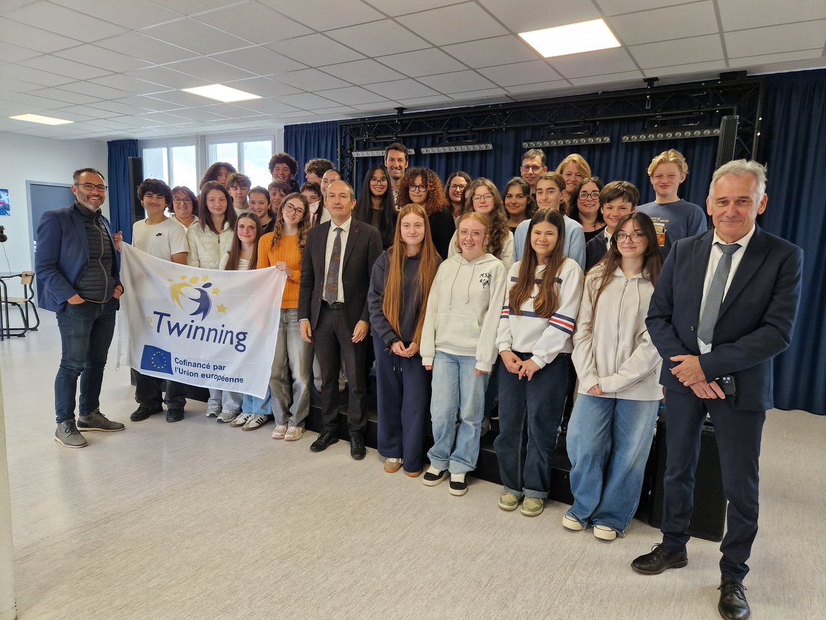 BenmiloudKarim's tweet photo. #JoliMoisdelEurope 🇪🇺
Bravo aux élèves &amp; professeurs du collège Le Plantaurel #Cazères, lauréats du Prix Hippocrène pour le projet pluridisciplinaire #MemoryKeepers: œuvre musicale, interviews de survivants &amp; historiens, travail sur les déportés.
Bravo à ces passeurs de mémoire👏 https://t.co/du9l8SpsG1