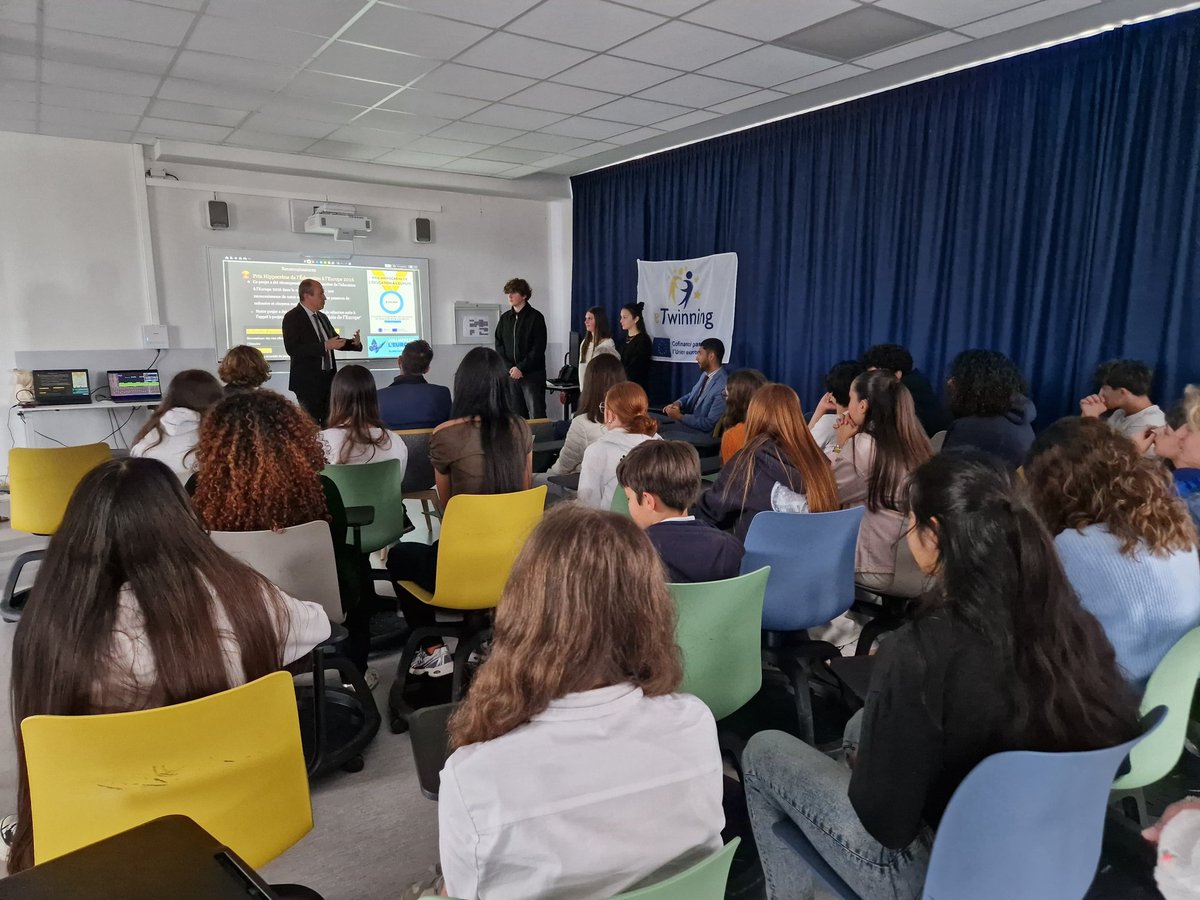 BenmiloudKarim's tweet photo. #JoliMoisdelEurope 🇪🇺
Bravo aux élèves &amp; professeurs du collège Le Plantaurel #Cazères, lauréats du Prix Hippocrène pour le projet pluridisciplinaire #MemoryKeepers: œuvre musicale, interviews de survivants &amp; historiens, travail sur les déportés.
Bravo à ces passeurs de mémoire👏 https://t.co/du9l8SpsG1