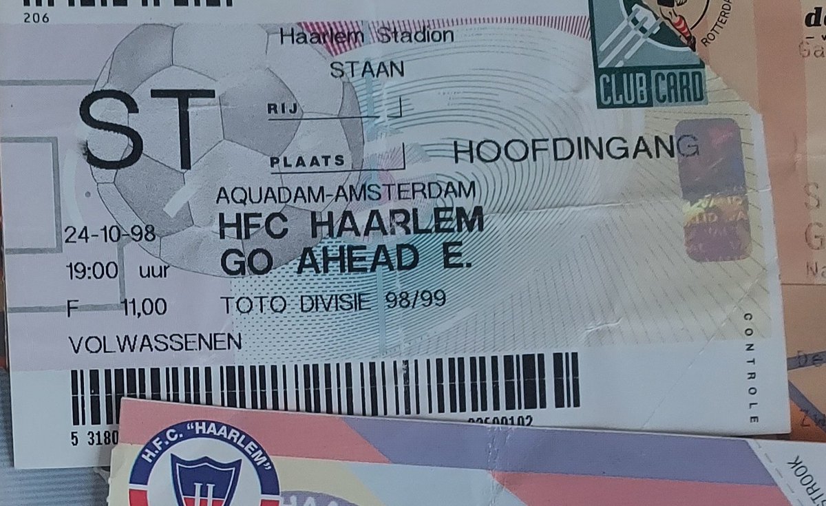 FCSuger1980's tweet photo. @Worp79 @FootballCulture Kaartjes voor het thuisvak via de ticketbox. Werden later netjes na het uitvak gebracht. Haarlem uit was in iedergeval nooit saai. https://t.co/yzdxJu3gPE