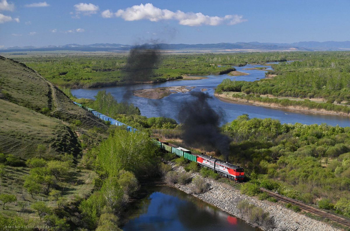 Monrailpic's tweet photo. セレンゲ川流域の美しい晴天の朝、RZD（ロシア鉄道）の2TE10Uが、モンゴルとロシア国境駅間を結ぶ貨物列車を牽引していました。  

今年は、ロシア鉄道の2TE10MK、2TE10U、3TE10MK、そして2TE116が、モンゴル－ロシア間の国境輸送を担当しています。数日前、フランス人レールファンとのツアー中に撮影。  

トランスモンゴル鉄道 北部国境地帯。©2026  

📩 2027年ツアーのお問い合わせ・ご参加はこちら：  
monrailpic@gmail.com