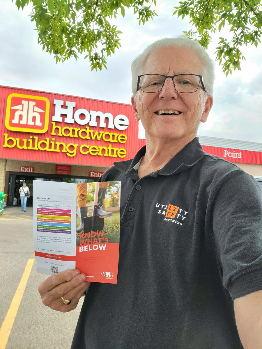 DigSafeMetroYEG's tweet photo. A big THANK-YOU to Darren at the Home Hardware service counter in Sherwood Park, Alberta! 👍 Darren was happy to receive a bundle of our #KnowWhatsBelow pamphlets for hand out to customers planning digging or drilling projects in their yards this Summer. #DigSafe #LookUpAndLive https://t.co/ObcVviRlZs