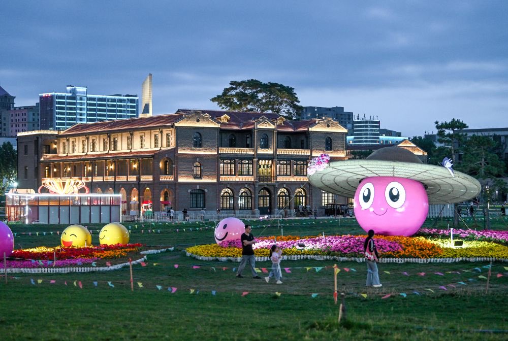 HebeiAmazing's tweet photo. Shijiazhuang, Hebei shines brightly after dark. The city has enriched nighttime consumption scenarios integrating catering, shopping, tourism, culture and sports. Popular spots including Zhengding Ancient City, Tianshan Sea World, Wanda Plaza and various characteristic street. https://t.co/M34xY0IQvX
