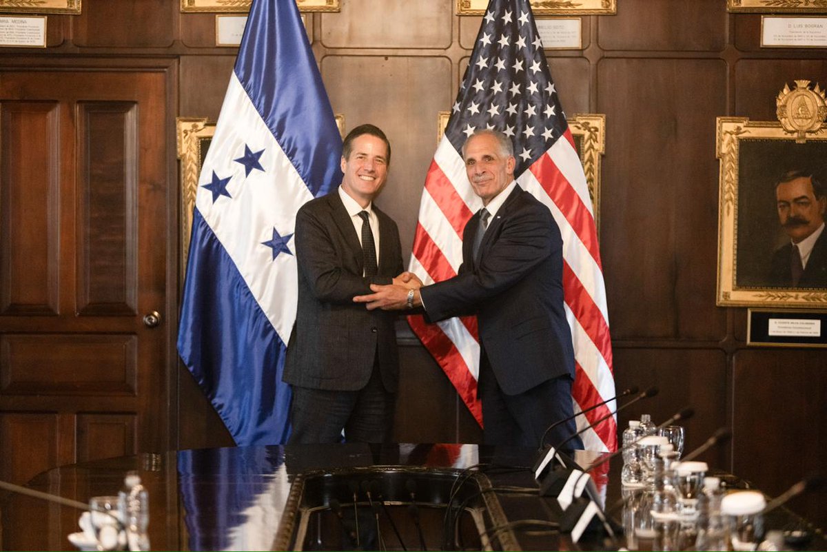 hnpresidencia's tweet photo. El presidente Nasry Asfura recibió en Casa Presidencial al senador republicano de Estados Unidos por Ohio, Bernie Moreno, en una reunión de trabajo orientada al fortalecimiento de la cooperación bilateral entre Honduras y Estados Unidos. 🇭🇳🇺🇸

Durante el encuentro se abordaron temas relacionados con seguridad regional, combate al crimen organizado, migración, inversión y desarrollo económico, como parte de una visión compartida para construir un hemisferio más seguro y próspero.

La reunión forma parte de los acercamientos internacionales impulsados por el Gobierno del presidente Asfura con altos funcionarios, organismos financieros e inversionistas estadounidenses para fortalecer cooperación, estabilidad y oportunidades para Honduras.