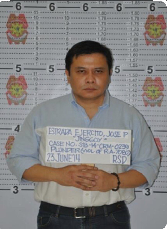 PbbMarcos's tweet photo. @inquirerdotnet "If this is the price that I have to pay for standing on my own principles... so be it." ang sabi ni Jinggoy tungkol sa kaso nya ngayon! 🤭

Gago me history ka na MAGNANAKAW KA, nong pinagsasabi mong principle dyan? 🖕😂 KAWATAN!
@jinggoyestrada_ https://t.co/5d9e7fwKE4