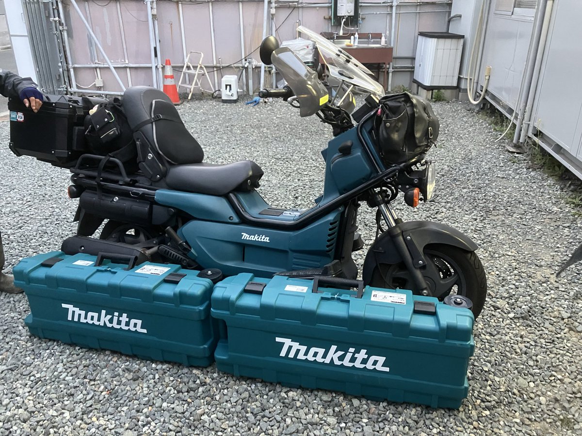 PGO1502's tweet photo. お久しぶりですトモです

電動工具のマキタカラーのPS250乗りです
パイセンの悪フザケで
今日納品された　電気チッパーと並べられました

いいセンスしてる
バイクのサイドバックに
このマキタの箱欲しくなりましたわ

ちなみに　上司は　10万円で箱売ってやる！　と冗談気味

えっ！いいの？買うよ https://t.co/5mSURMaxMe