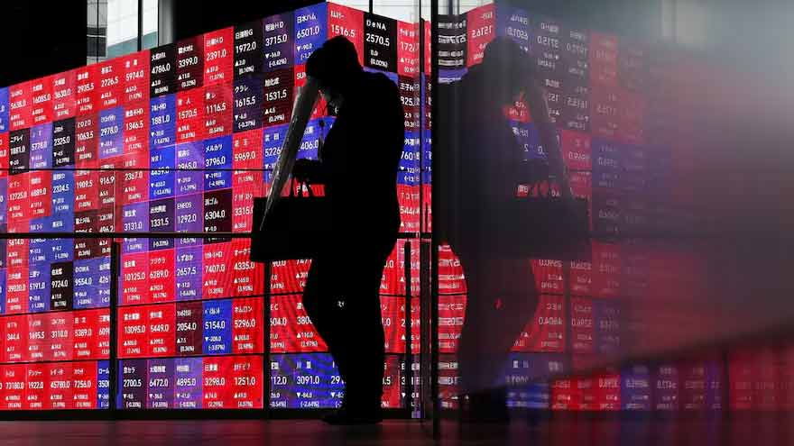 AtlasNewsen's tweet photo. Oil prices rose and stocks were mixed globally as U.S. strikes in the Middle East offset optimism for a U.S.-Iran peace deal.

https://t.co/EGKv6R7VN3 https://t.co/Neibs3qefq