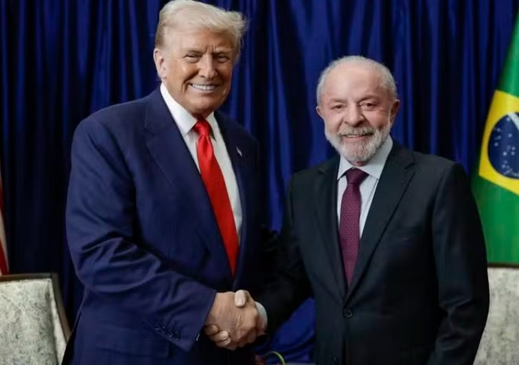 KidlingMorgan's tweet photo. @o_antagonista quase igual, so faltou a bandeira do BR, a postura menos submissa, o aperto de mãos e ser mais fotogênico. Agora ele pode voltar e explicar sobre onde foi parar o dinheiro que ele ganhou do irmãozão e não foi pro filme. https://t.co/YVCLs5ByO3