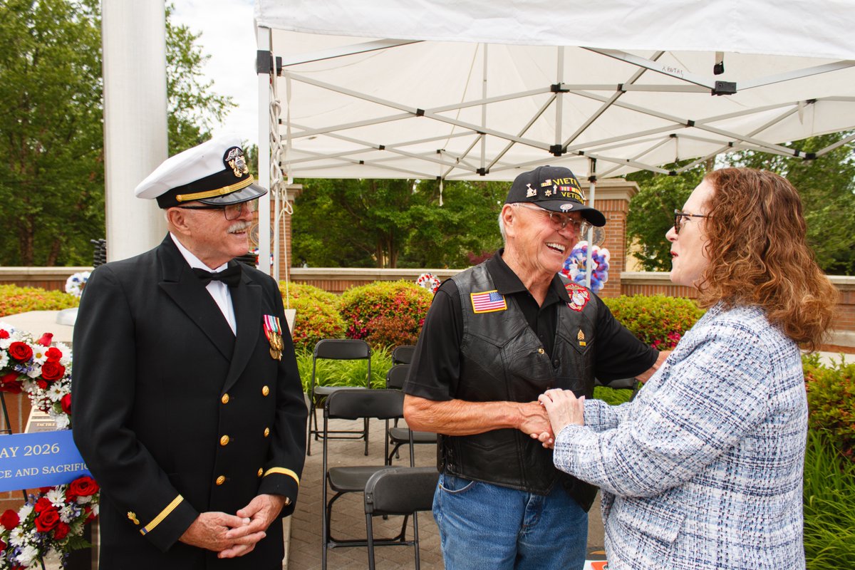 RepValHoyle's tweet photo. Yesterday I joined the Roseburg community in remembering and honoring our fallen heroes. Their courage and sacrifice will never be forgotten. https://t.co/gxoAvvFX1b