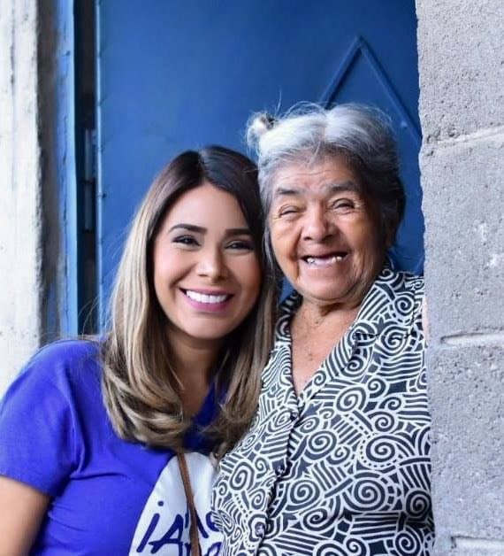 Cinco_Zavala's tweet photo. Que decías de regalar calendarios y abrazar viejitas @Villabull? 🤣🤣🤣

Por eso uno no tiene que escupir para arriba, mira que vos hasta pelotas plásticas has andado regalando 🤣🤣🤣

Abajo les dejo más fotos de la marcelita abrazando viejitas y regalando calendarios🤣 https://t.co/3SKD5ATwzt