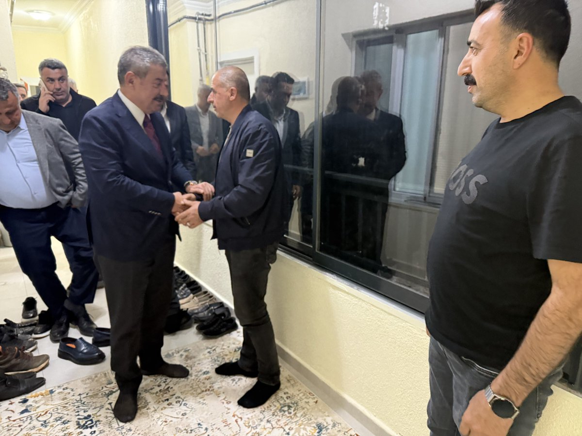 TatarArslan's tweet photo. Geçmiş tarihlerde Hakkın rahmetine kavuşan Halil Bahşiş’in değerli ailelerine taziye ziyaretinde bulunduk.

Merhuma Allah’tan rahmet; ailesine ve sevenlerine başsağlığı ve sabır diliyorum.

Mekanları Cennet Olsun. https://t.co/n1Tnazwgvq
