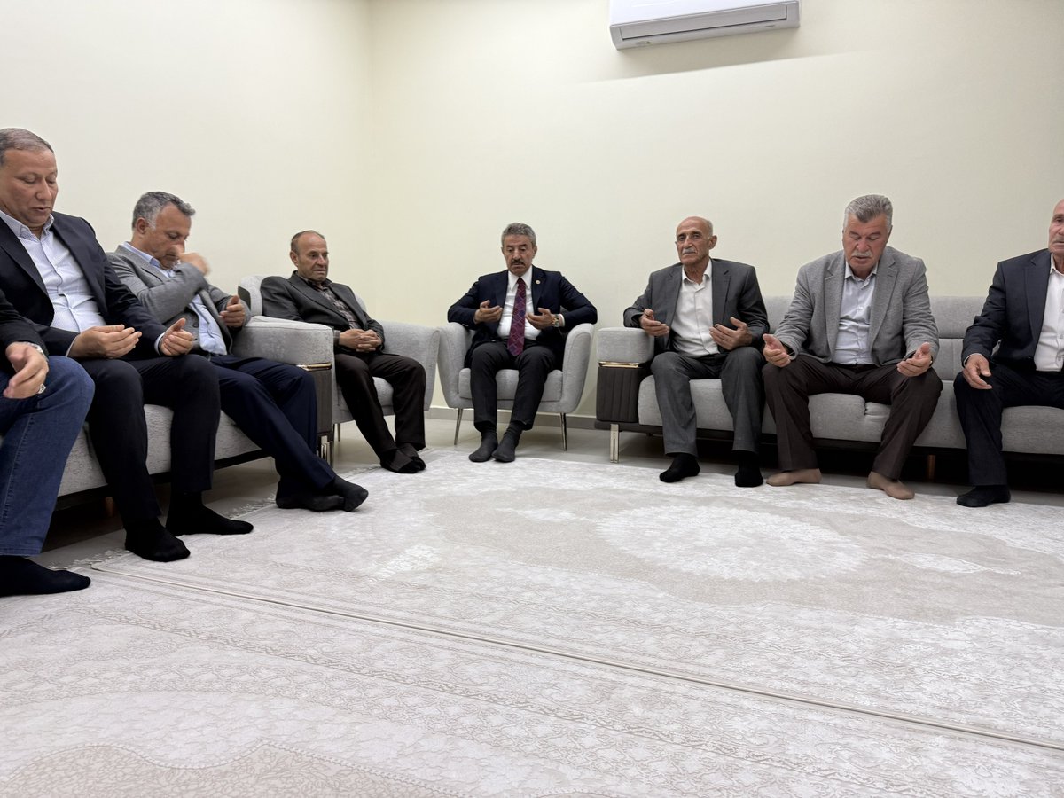 TatarArslan's tweet photo. Geçmiş tarihlerde Hakkın rahmetine kavuşan Halil Bahşiş’in değerli ailelerine taziye ziyaretinde bulunduk.

Merhuma Allah’tan rahmet; ailesine ve sevenlerine başsağlığı ve sabır diliyorum.

Mekanları Cennet Olsun. https://t.co/n1Tnazwgvq