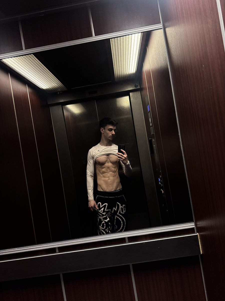 AngelDemym's tweet photo. Viens poser ta main sur mes abdos non ? https://t.co/aCuDf7uSb5