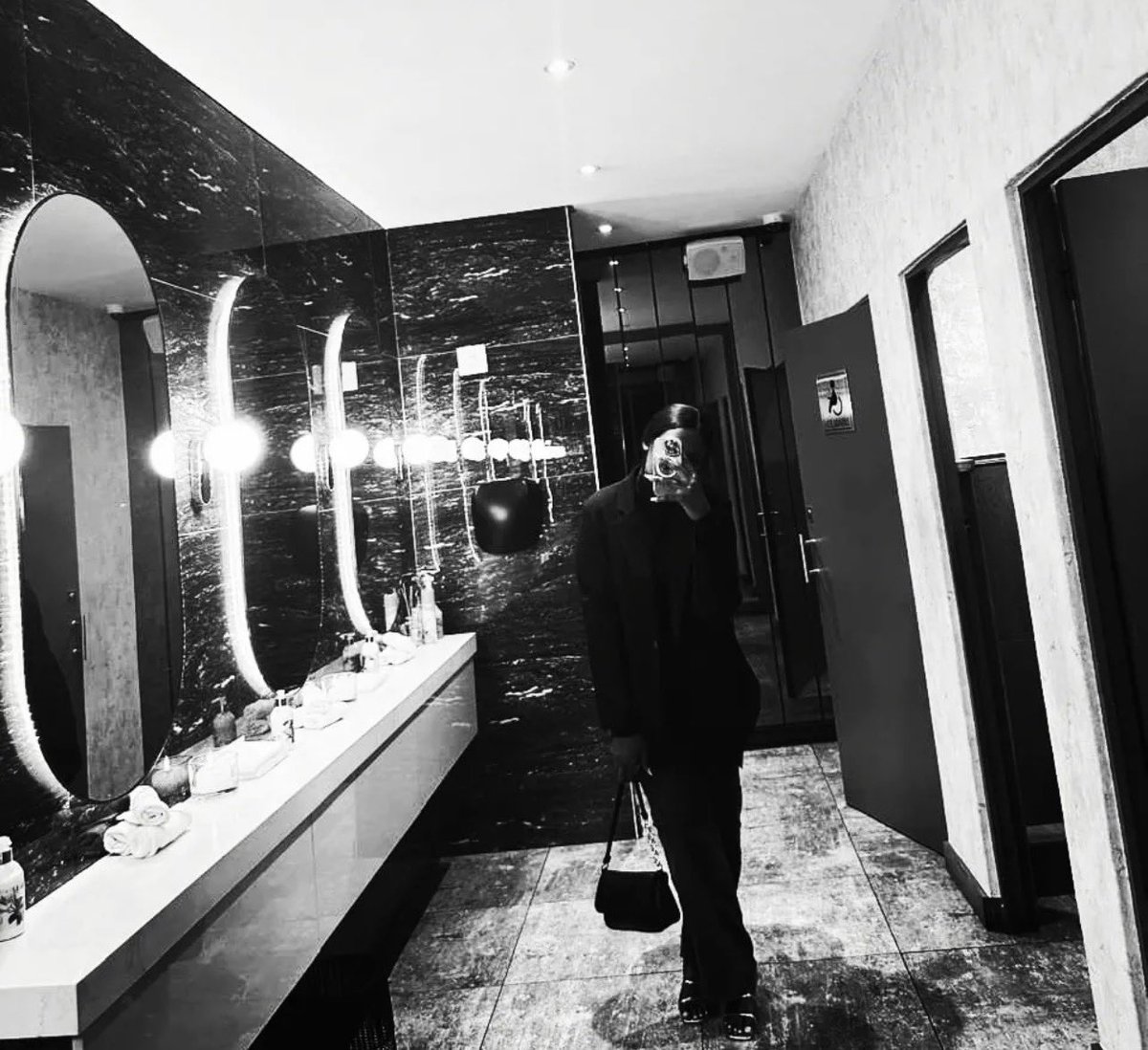 KennedyMar33798's tweet photo. A beautiful night it was at @TateMavetera ‘s 40 birthday party.
As usual mirror pictures are my addiction.
#ANight2Remember #TatendaAt40 https://t.co/ECNYoxQdkz