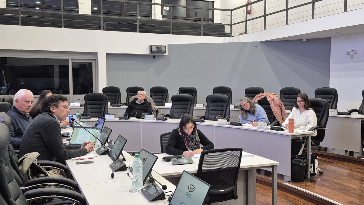 JuntaCanelones's tweet photo. 🔶️ La Comisión N° 6 Área Metropolitana recibe a referente del Área Transversal sobre Movilidad Humana de la Intendencia de Canelones, Óscar Amigo. 

#LegislativoDepartamental https://t.co/GSlrkAvrmQ