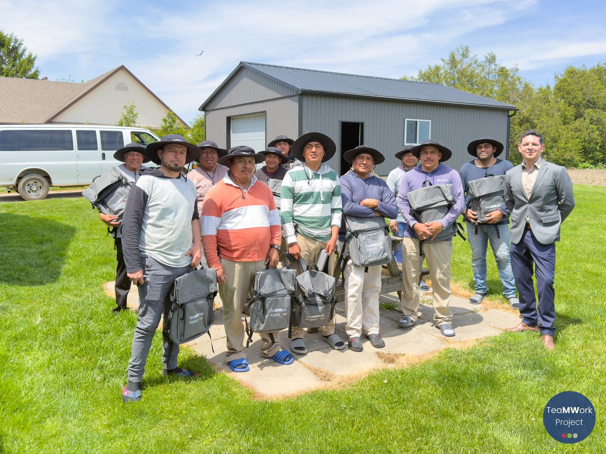 TeamworkMWSP's tweet photo. El Proyecto TeaMWork, junto con el Consulado Mexicano en Leamington (@ConsulMexLea), visitó a los trabajadores ubicados en el condado de Lambton. Entre ellos se encontraban trabajadores agrícolas temporales y otros bajo el esquema Agrícola de contratación provenientes de México. Estos trabajadores han estado produciendo alimentos y vegetales codo a codo con los productores canadienses, algunos desde hace varios años. Tuvimos la oportunidad de informarles sobre sus derechos y responsabilidades mientras trabajan y viven temporalmente en Canadá. Queremos agradecer una vez más a los trabajadores por haber hecho un espacio en sus apretadas agendas. Además, recibieron recursos para su bienestar: mochilas, chalecos reflectivos, planificadores de horas y información de apoyo locales.