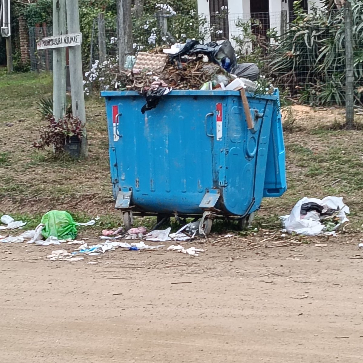 AleRepettoUy's tweet photo. Costa Azul llena de ramas, basura y contenedores desbordados.
Los vecinos pagan, pero la Intendencia de Canelones hace bastante que no pasa….

Menos propaganda. Más gestión. https://t.co/oumJbtGNYD