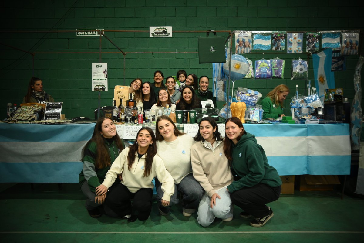 FerroOficial's tweet photo. 🇦🇷💚 ASÍ SE VIVIÓ EL DÍA DE LA PATRIA EN FERRO

🤝 Más de 500 socios, hinchas y vecinos disfrutaron de una gran Peña del 25 en el Multi 3.

🎶 Hubo shows en vivo, sorteos, locro, choris y hamburguesas para compartir una jornada espectacular en familia verdolaga. Además, se realizó la feria de emprendedores con más de 30 puestos que le dieron aún más vida a una tarde inolvidable.

🙌🏻🐎 ¡Gracias a todas y todos los que participaron y colaboraron para hacerlo posible!