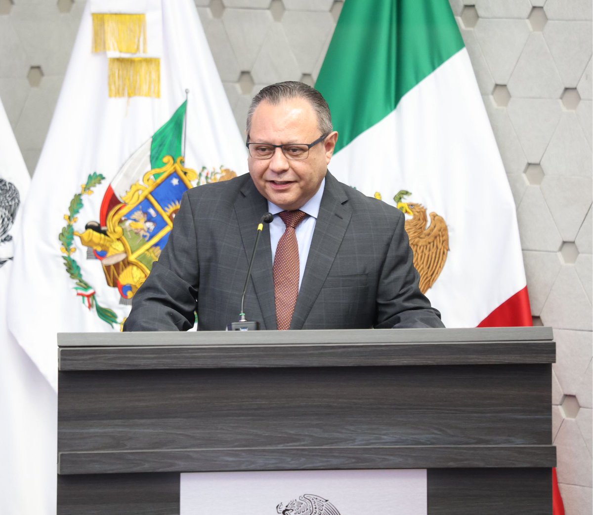 BraulioGuerraU's tweet photo. Ayer firmamos un convenio de colaboración académica entre el Poder Judicial del Estado de Querétaro y la @UAQmx  para impulsar el Diplomado Especializado en Formación de Personas Facilitadoras en Mecanismos Alternativos de Solución de Controversias.
Este esfuerzo conjunto fortalece la profesionalización, la capacitación especializada y la formación de perfiles que contribuyan a una justicia más cercana, humana y accesible.
Agradezco a la Rectora de la UAQ, Dra. Silvia Lorena Amaya Llano, así como a la Facultad de Derecho, por sumar esfuerzos en favor de una cultura de diálogo, conciliación y construcción de paz.
Seguimos impulsando mecanismos alternativos que permitan ampliar el acceso efectivo a la justicia y fortalecer la preparación de quienes participan en estos procesos fundamentales para nuestra sociedad.