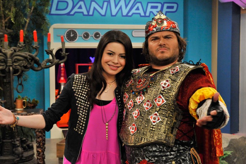 childhoodsource's tweet photo. Jack Black’s approach to appearing on iCarly was pretty insane.

He decided to treat it like a single camera project and had zero rehearsal for the role. 

Anyone familiar with the multi-camera format knows there are usually multiple rehearsal days built into the schedule.

He got the script just a couple days before shooting, watched one run-through the day prior (with the dialogue coach filling in for him), then showed up the next day and just performed. It was a huge part, too! 

Total pro. Not surprising.