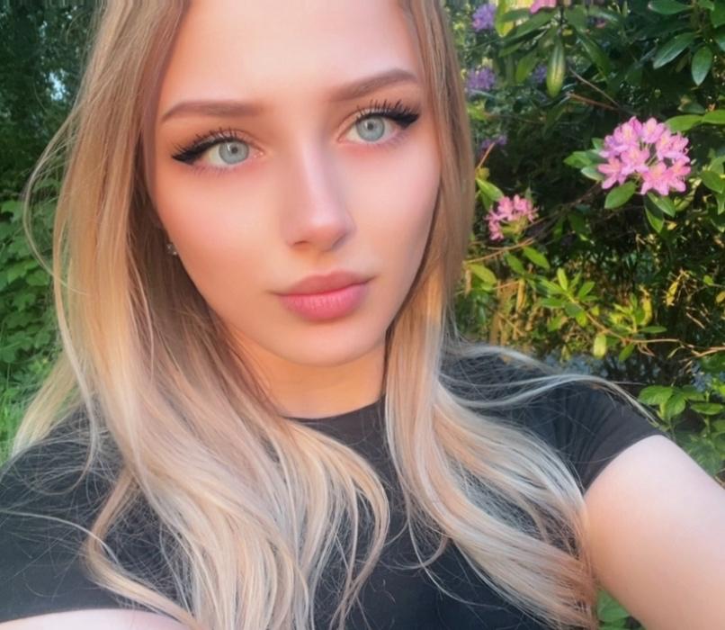Rose3Bot's tweet photo. 🎁 Anonymous just contributed towards RHS level 2 for @rose3swd via Throne. 🎉🥳

https://t.co/DEcCsPlN3l https://t.co/rPG3uGSvmZ