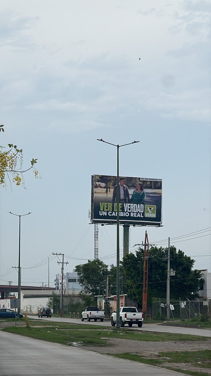Efreen's tweet photo. Cosa de risa de @partidoverdemex en Ciudad Victoria el espectacular gastando miles de pesos a 20 metros del canal de aguas negras que cruza de lado a lado a #CdVictoria esta es la política que ya no queremos en Tamaulipas o México https://t.co/xtOtbGum4d