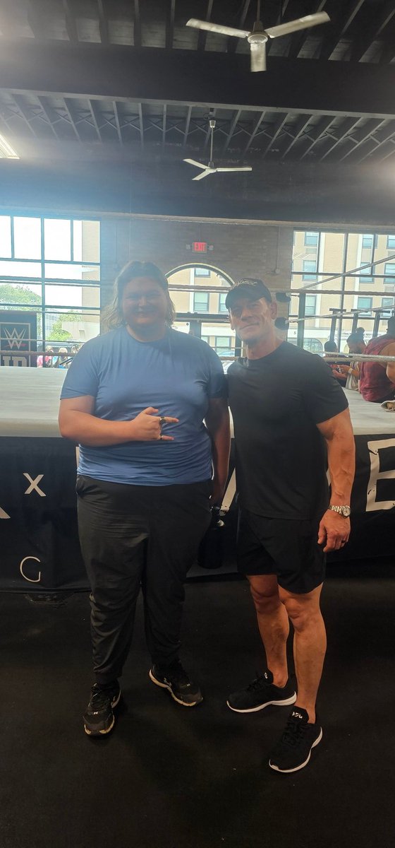 MostFamousLK's tweet photo. Always a pleasure to take a photo with a fan. https://t.co/oG1gCkM3Ea
